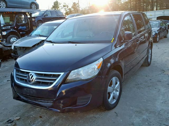 2V4RW3D10AR354205 - 2010 VOLKSWAGEN ROUTAN SE BLACK photo 2