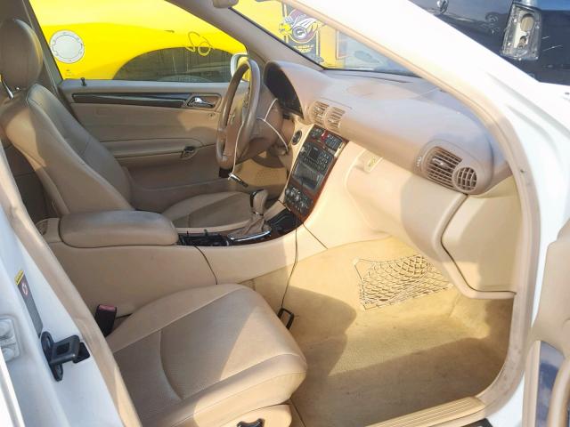 WDBRF61J12F285886 - 2002 MERCEDES-BENZ C 240 WHITE photo 5