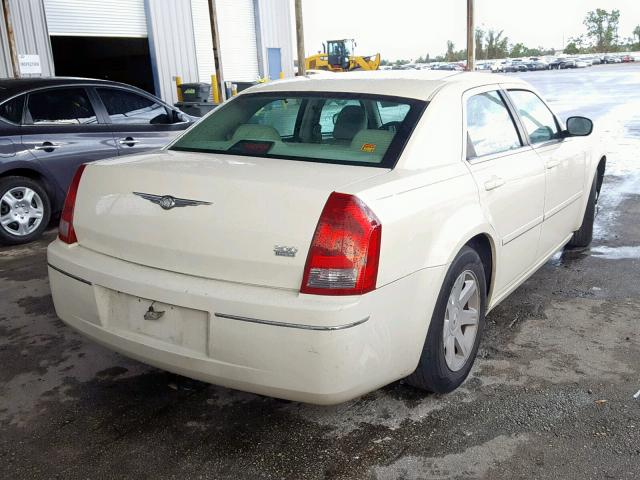 2C3JA53G95H104209 - 2005 CHRYSLER 300 TOURIN WHITE photo 4