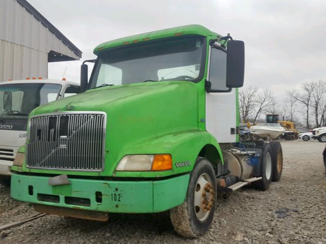 4V4MD2GF9YN249072 - 2000 VOLVO VN GREEN photo 2