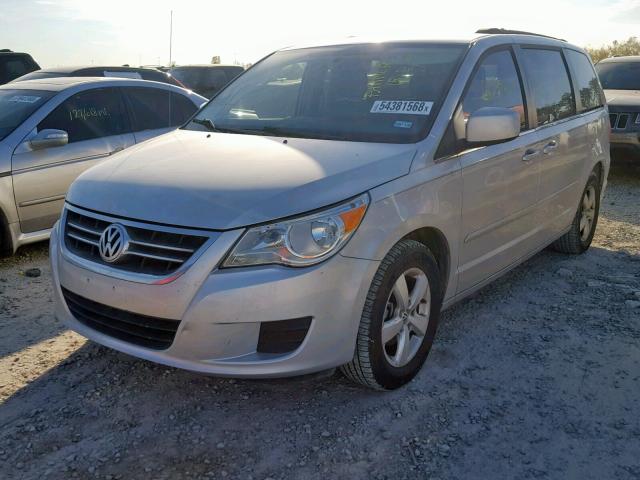 2V4RW3DG1BR691214 - 2011 VOLKSWAGEN ROUTAN SE SILVER photo 2