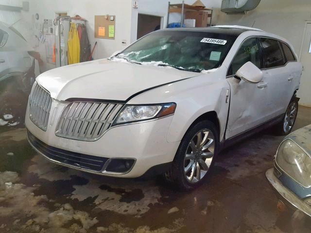 2LMHJ5ARXABJ50188 - 2010 LINCOLN MKT WHITE photo 2