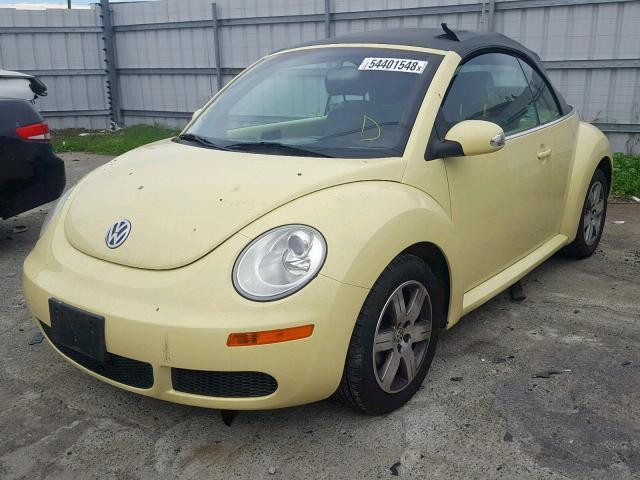 3VWPF31Y16M304766 - 2006 VOLKSWAGEN NEW BEETLE YELLOW photo 2