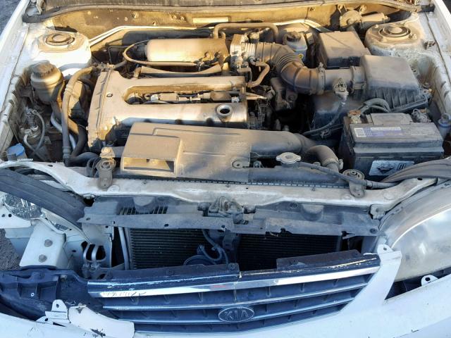 KNAFB121825117523 - 2002 KIA SPECTRA BA WHITE photo 7