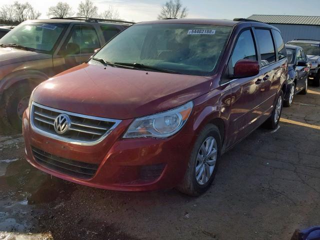 2C4RVABG3CR393706 - 2012 VOLKSWAGEN ROUTAN SE RED photo 2