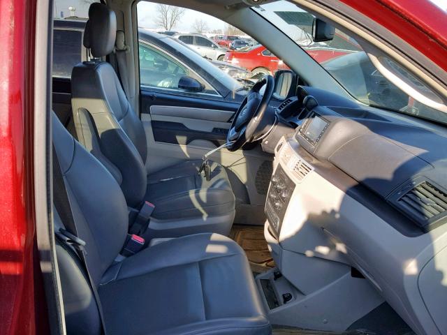 2C4RVABG3CR393706 - 2012 VOLKSWAGEN ROUTAN SE RED photo 5