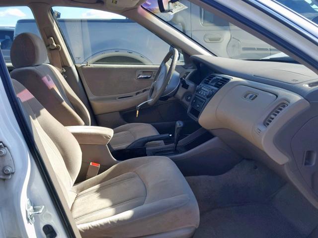 1HGCG5642YA129316 - 2000 HONDA ACCORD LX WHITE photo 5