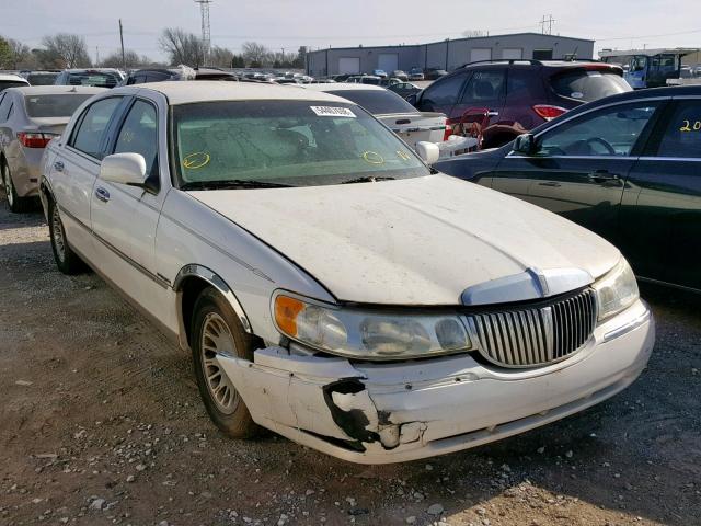 1LNHM83W5YY906899 - 2000 LINCOLN TOWN CAR C WHITE photo 1