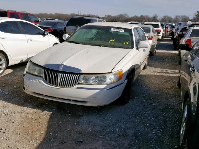 1LNHM83W5YY906899 - 2000 LINCOLN TOWN CAR C WHITE photo 2