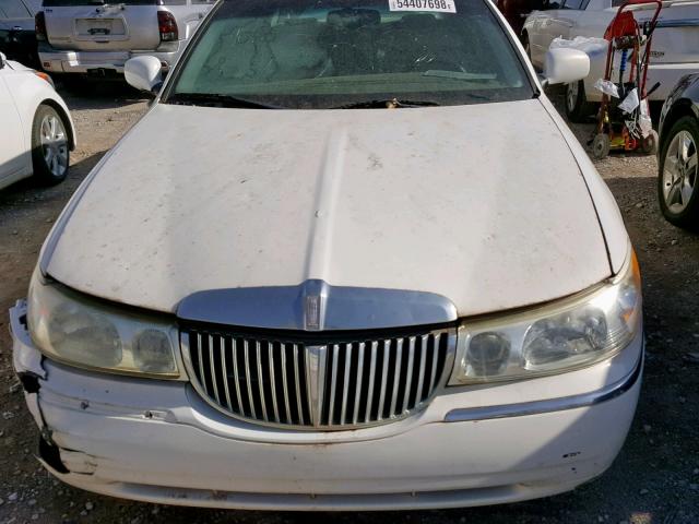 1LNHM83W5YY906899 - 2000 LINCOLN TOWN CAR C WHITE photo 7