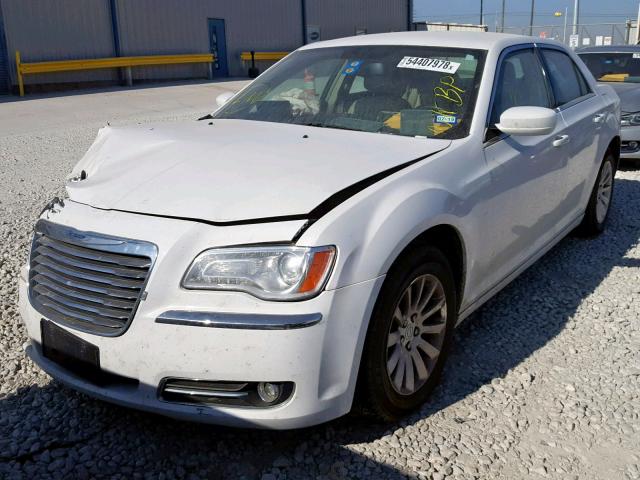 2C3CCAAGXDH518774 - 2013 CHRYSLER 300 WHITE photo 2