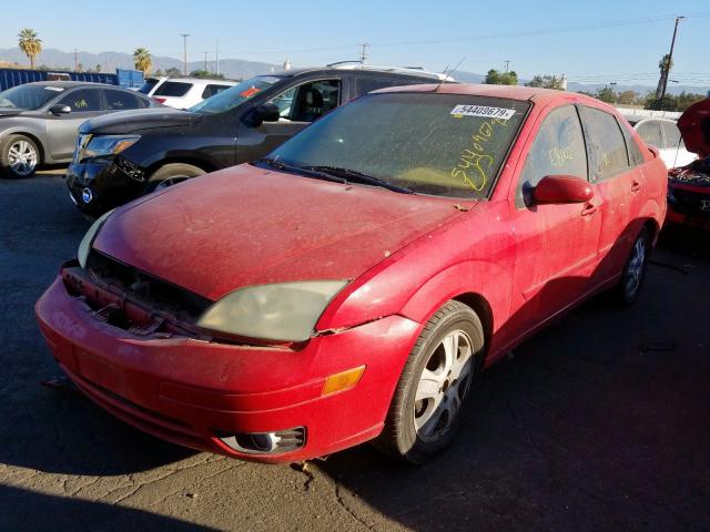 1FAFP38Z75W260643 - 2005 FORD FOCUS ZX4 RED photo 2