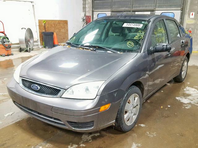 1FAFP34N57W181347 - 2007 FORD FOCUS ZX4 GRAY photo 2