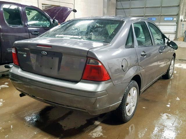 1FAFP34N57W181347 - 2007 FORD FOCUS ZX4 GRAY photo 4