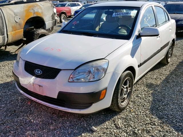 KNADE123966088372 - 2006 KIA RIO WHITE photo 2