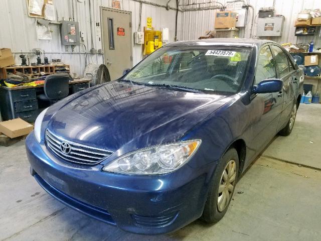 4T1BE32K35U077533 - 2005 TOYOTA CAMRY LE BLUE photo 2