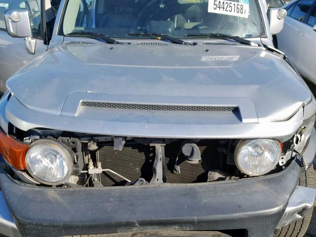 JTEBU11F270017152 - 2007 TOYOTA FJ CRUISER SILVER photo 7