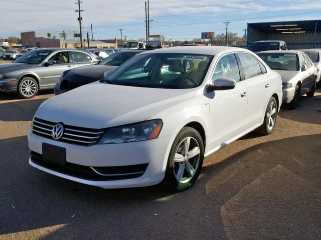 1VWAS7A35EC042053 - 2014 VOLKSWAGEN PASSAT S WHITE photo 2