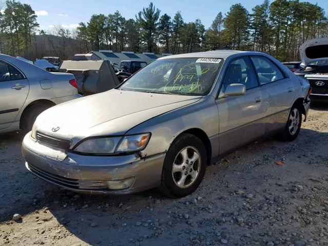 JT8BF28G3W5019513 - 1998 LEXUS ES 300 SILVER photo 2