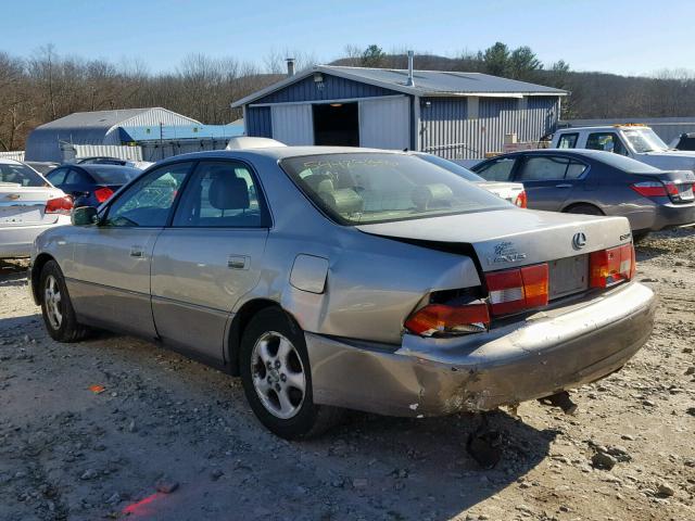 JT8BF28G3W5019513 - 1998 LEXUS ES 300 SILVER photo 3