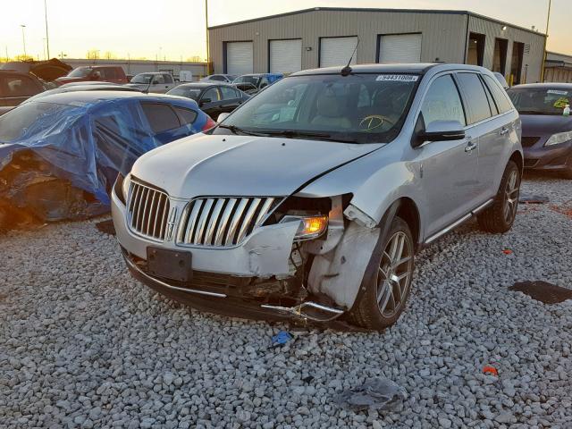 2LMDJ8JK7DBL60304 - 2013 LINCOLN MKX SILVER photo 2