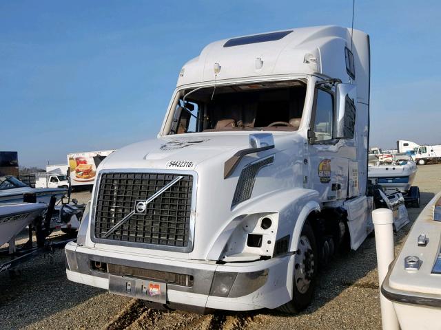 4V4NC9EH3GN939497 - 2016 VOLVO VN VNL WHITE photo 2