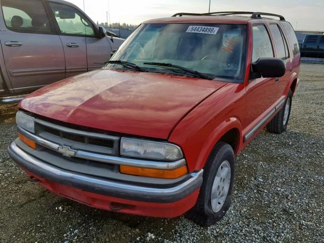 1GNDT13W9Y2223644 - 2000 CHEVROLET BLAZER RED photo 2