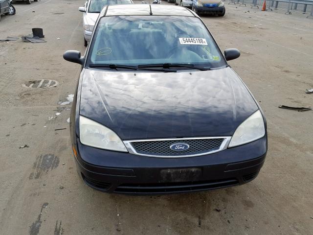 1FAFP34N45W164553 - 2005 FORD FOCUS ZX4 BLACK photo 9