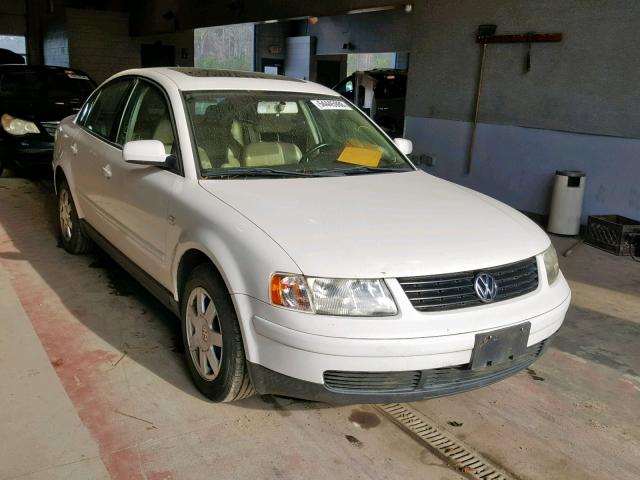 WVWAH63B01P008900 - 2001 VOLKSWAGEN PASSAT GLS WHITE photo 1