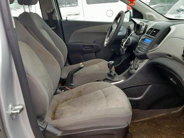 1G1JB5SH8F4126065 - 2015 CHEVROLET SONIC LS 银色 照片 5