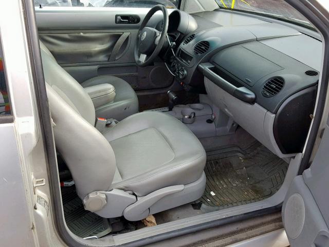 3VWCD21C7YM417403 - 2000 VOLKSWAGEN NEW BEETLE 银色 照片 5