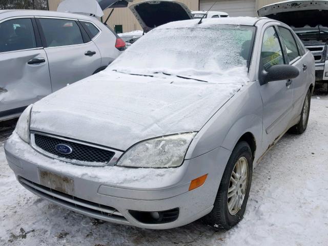 1FAFP34N05W149953 - 2005 FORD FOCUS ZX4 SILVER photo 2