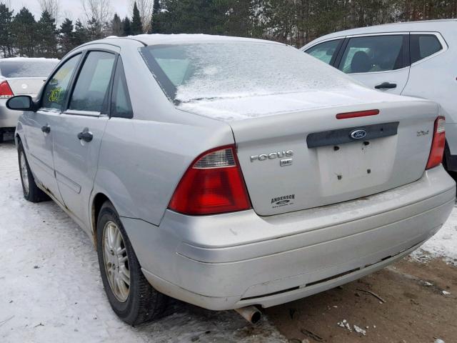 1FAFP34N05W149953 - 2005 FORD FOCUS ZX4 SILVER photo 3