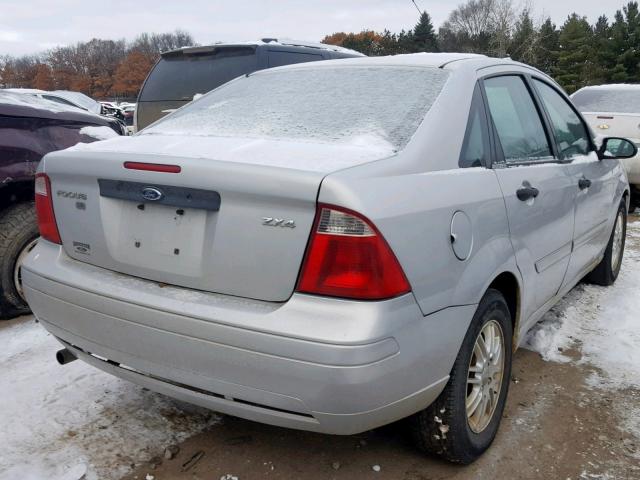 1FAFP34N05W149953 - 2005 FORD FOCUS ZX4 SILVER photo 4