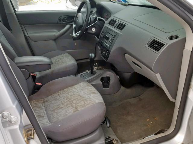 1FAFP34N05W149953 - 2005 FORD FOCUS ZX4 SILVER photo 5