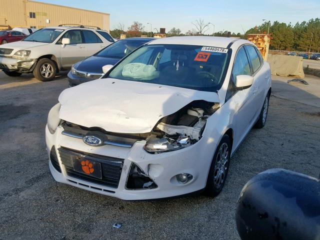 1FAHP3F25CL177614 - 2012 FORD FOCUS SE WHITE photo 2