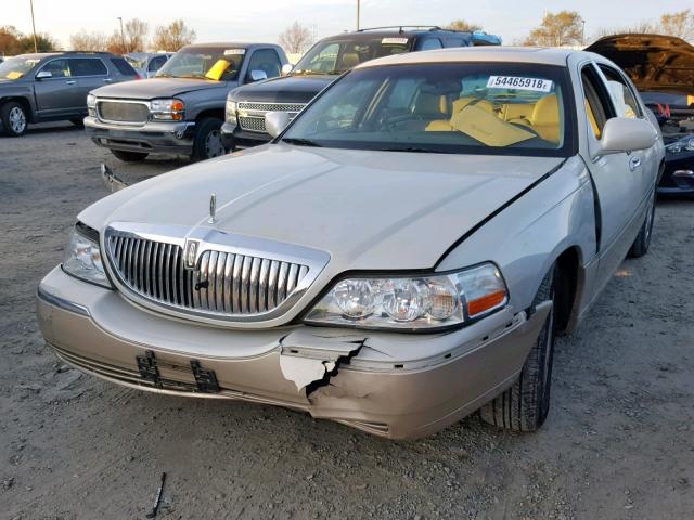 1LNHM82W95Y660503 - 2005 LINCOLN TOWN CAR S TAN photo 2