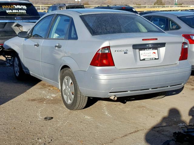 1FAHP34N67W361266 - 2007 FORD FOCUS ZX4 SILVER photo 3