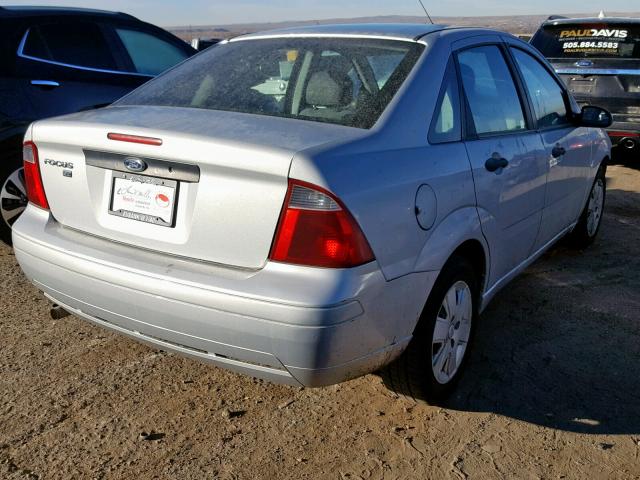 1FAHP34N67W361266 - 2007 FORD FOCUS ZX4 SILVER photo 4