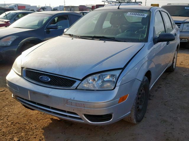 1FAFP34N86W215845 - 2006 FORD FOCUS ZX4 SILVER photo 2