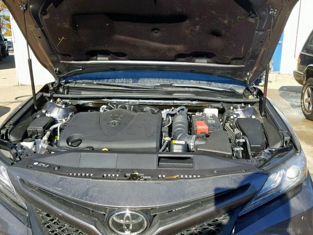 4T1BZ1HK3JU021490 - 2018 TOYOTA CAMRY XSE GRAY photo 7