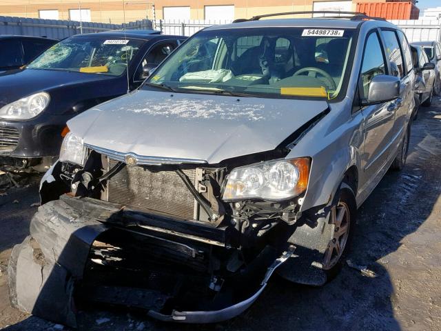 2A8HR54X19R622647 - 2009 CHRYSLER TOWN & COU SILVER photo 2