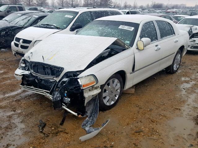 1LNHM83W34Y652460 - 2004 LINCOLN TOWN CAR U WHITE photo 2