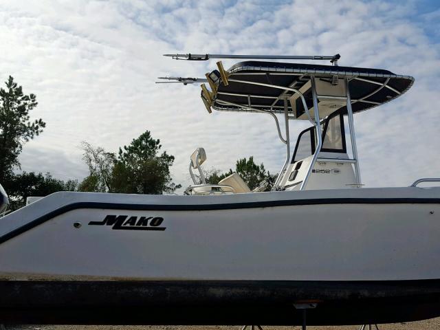 MRKTA391H405 - 2005 MAKO BOAT WHITE photo 3