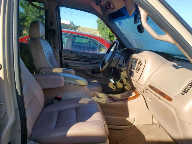 5LMRU27L8WLJ12097 - 1998 LINCOLN NAVIGATOR Бежевый фото 5