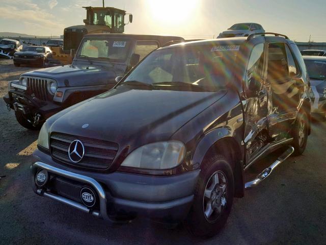 4JGAB54E8XA140962 - 1999 MERCEDES-BENZ ML 320 BLACK photo 2