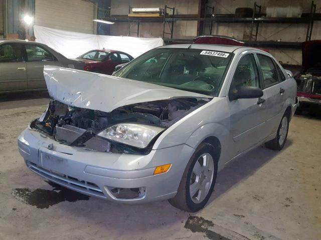 1FAHP34N85W298751 - 2005 FORD FOCUS ZX4 SILVER photo 2