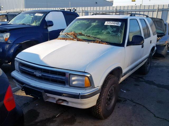 1GNDT13W8V2171693 - 1997 CHEVROLET BLAZER WHITE photo 2