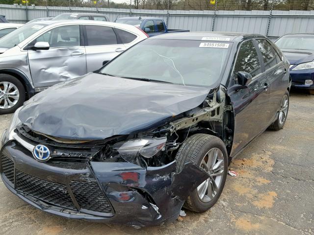 4T1BD1FK6HU211246 - 2017 TOYOTA CAMRY HYBR GREEN photo 2