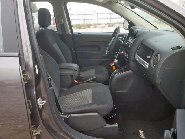 1C4NJDAB6ED798854 - 2014 JEEP COMPASS SP ნაცრისფერი ფოტო 5